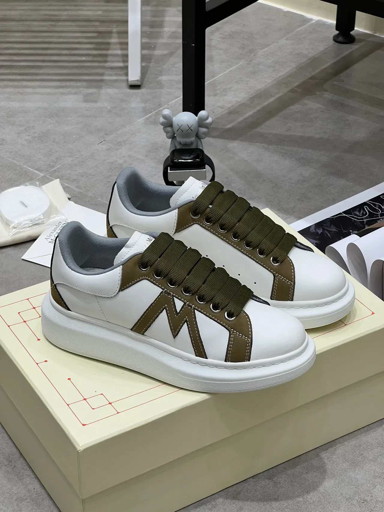 Alexander McQueen Sneaker Oversized Blanc et Vert Olive Lifestyle Sneakers 9