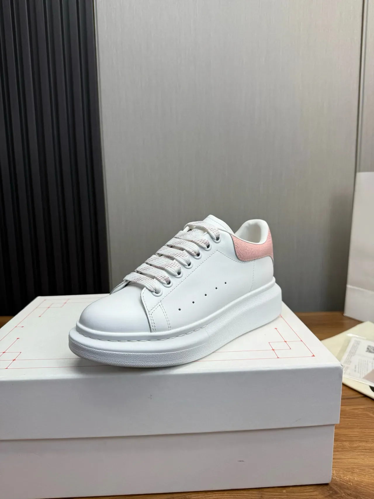 Alexander McQueen সাদা এবং গোলাপি ওভারসাইজড লाइফস্টাইল স্নিকার 2