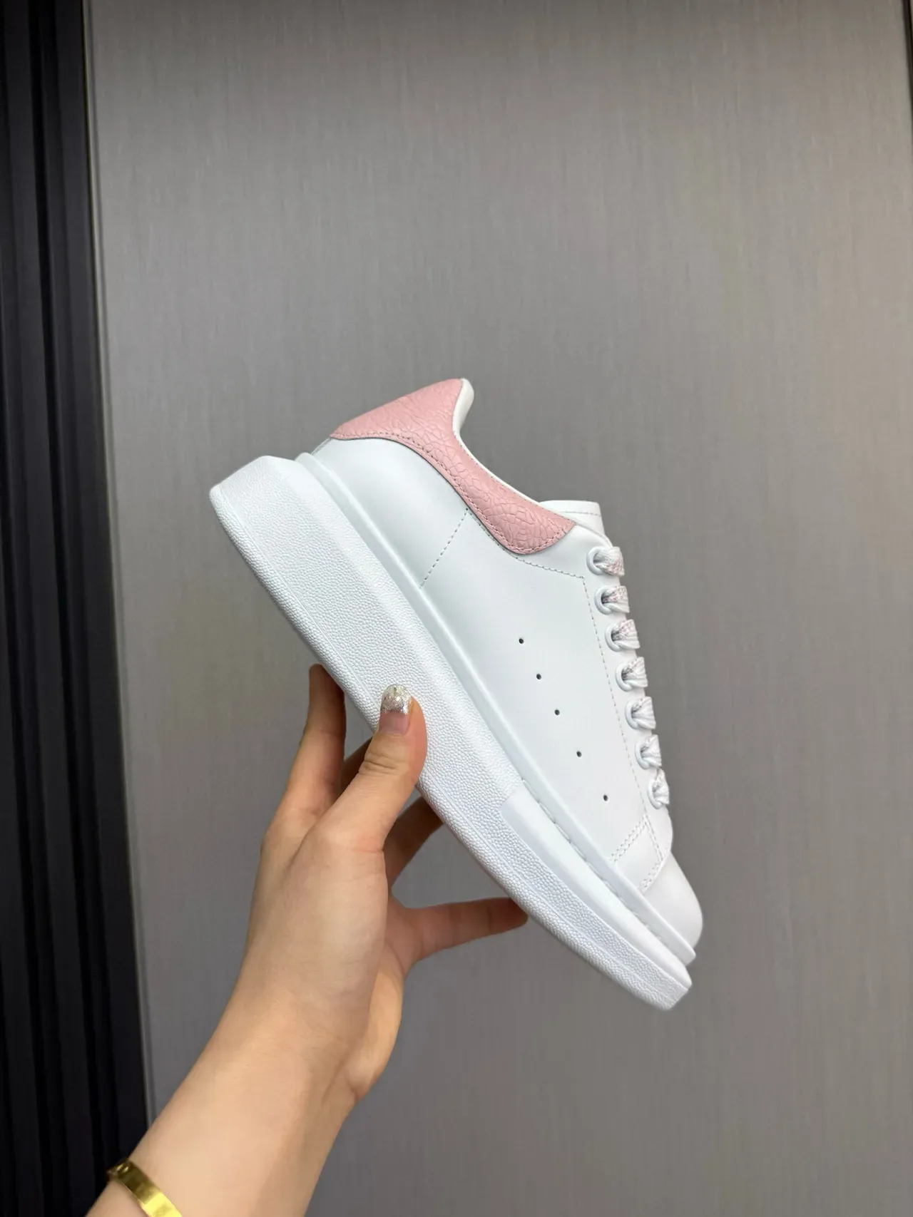 Alexander McQueen সাদা এবং গোলাপি ওভারসাইজড লाइফস্টাইল স্নিকার 3