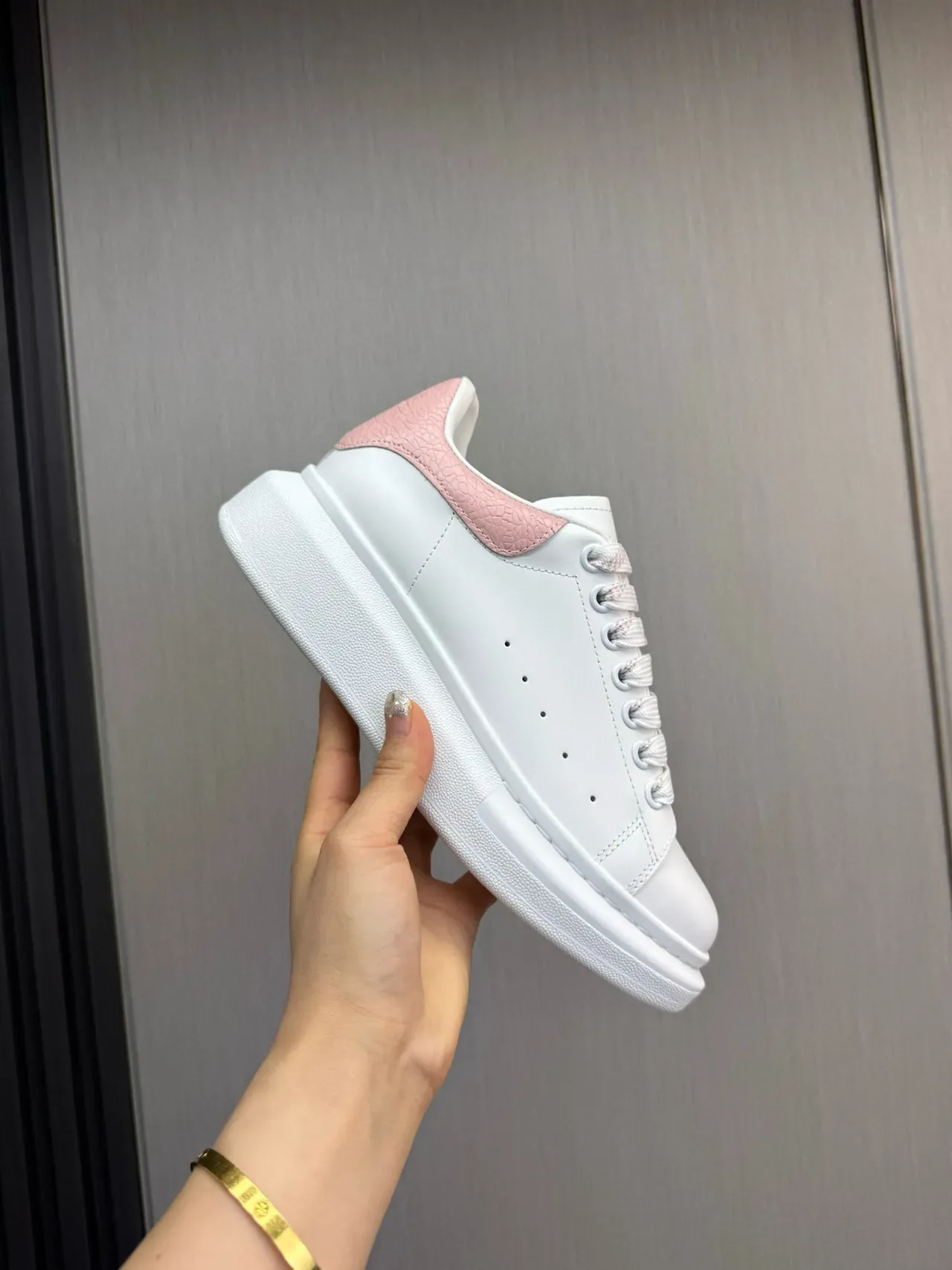 Alexander McQueen সাদা এবং গোলাপি ওভারসাইজড লाइফস্টাইল স্নিকার 4