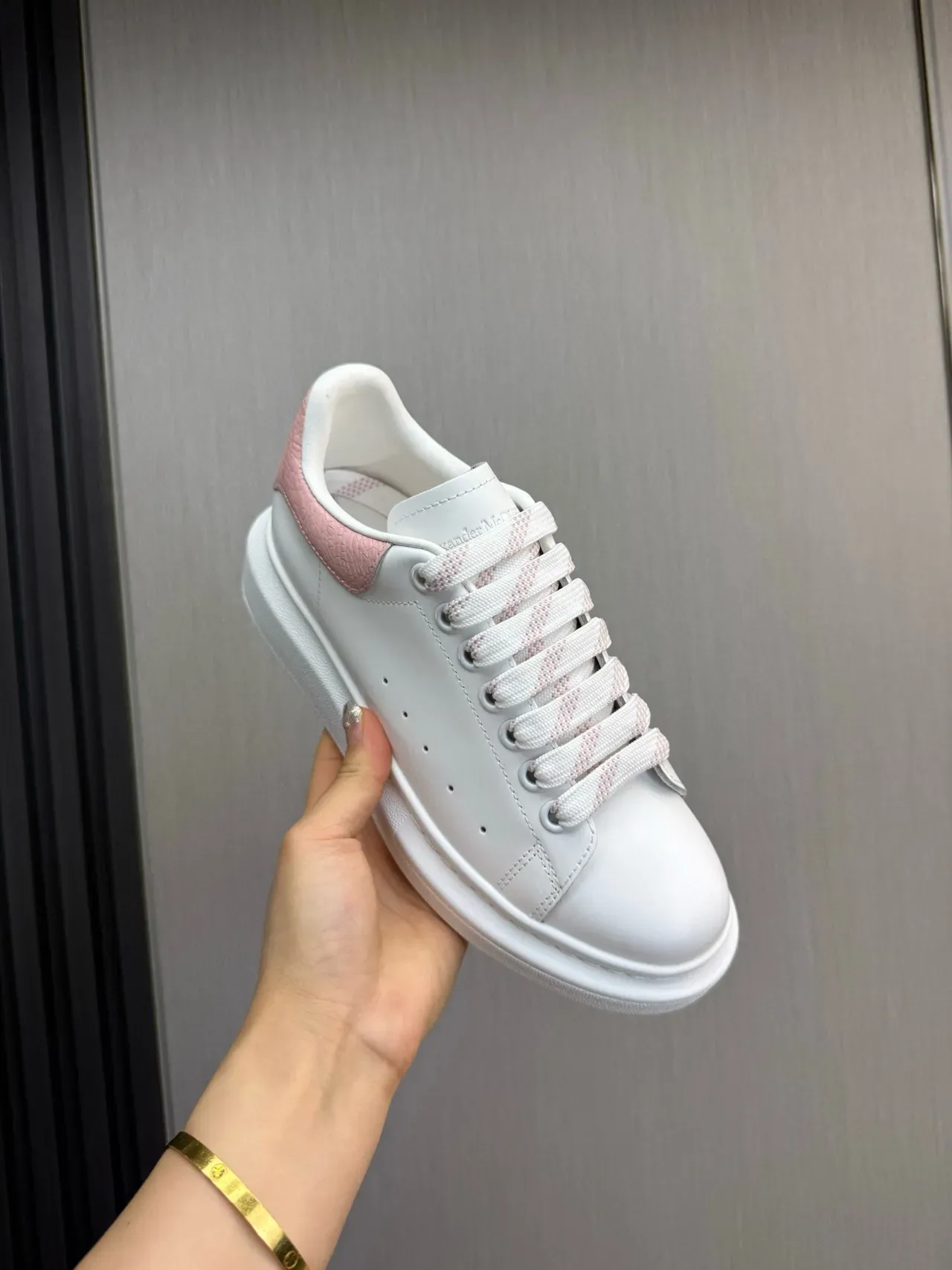 Alexander McQueen সাদা এবং গোলাপি ওভারসাইজড লाइফস্টাইল স্নিকার 5