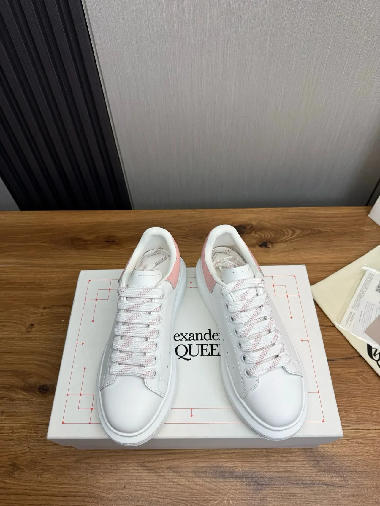 Alexander McQueen সাদা এবং গোলাপি ওভারসাইজড লाइফস্টাইল স্নিকার 6