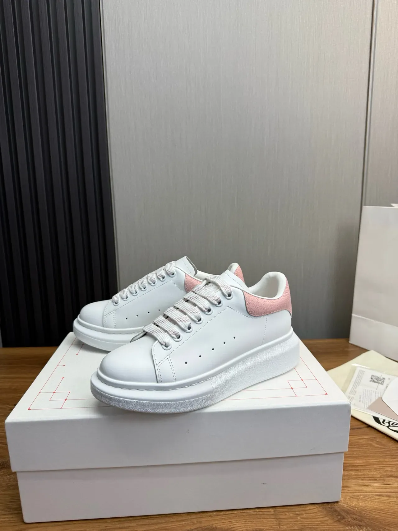 Alexander McQueen সাদা এবং গোলাপি ওভারসাইজড লाइফস্টাইল স্নিকার 7