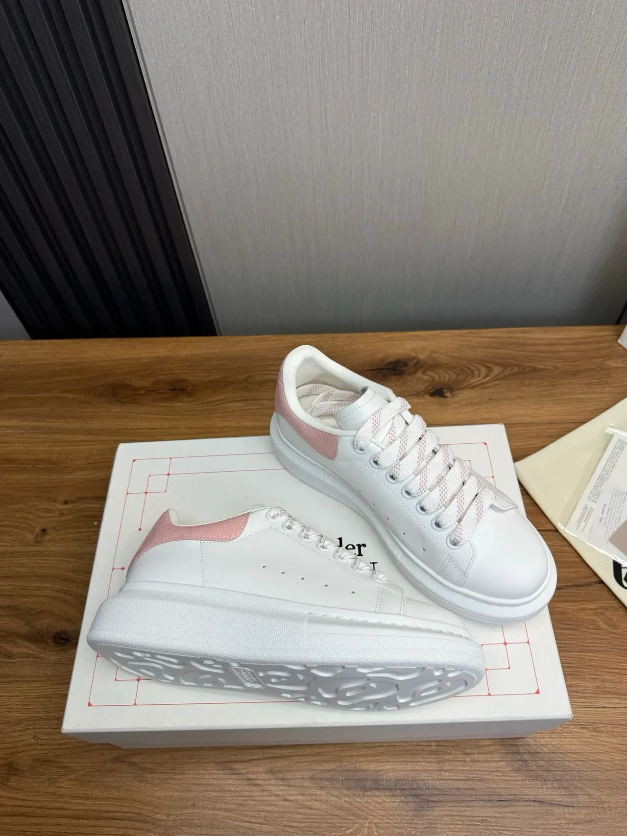 Alexander McQueen সাদা এবং গোলাপি ওভারসাইজড লाइফস্টাইল স্নিকার 8