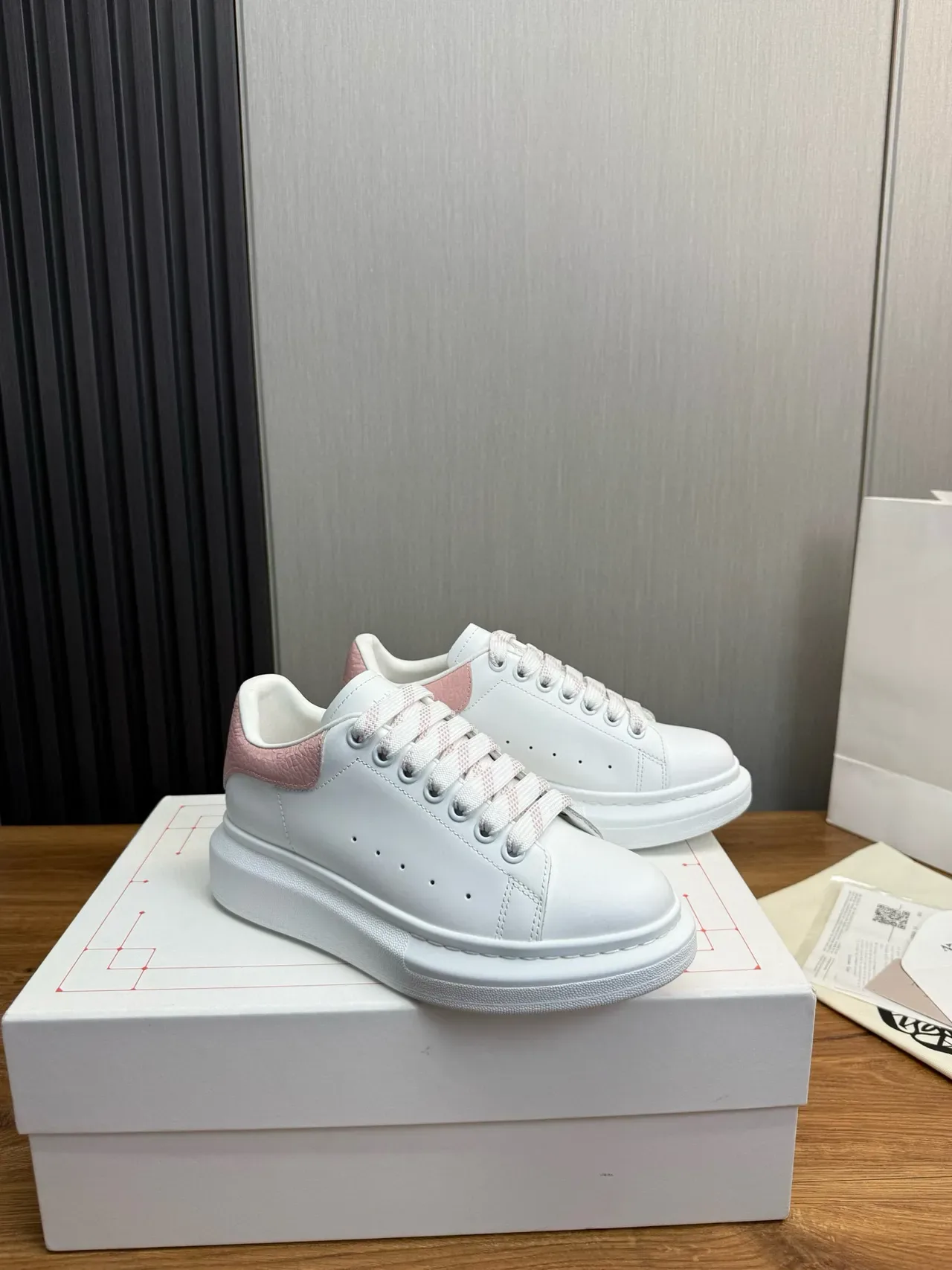 Alexander McQueen সাদা এবং গোলাপি ওভারসাইজড লाइফস্টাইল স্নিকার 9