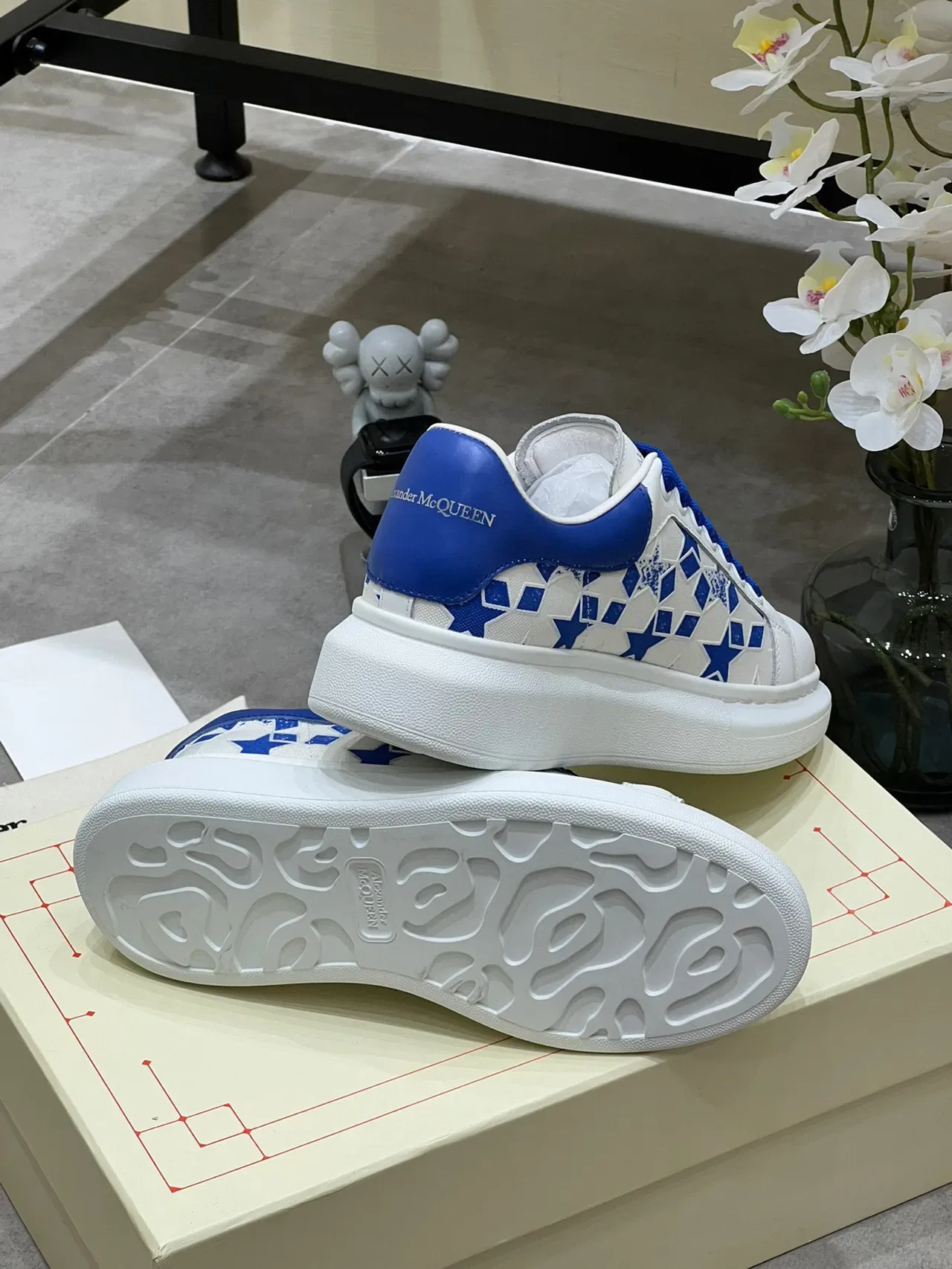 Alexander McQueen Tênis oversized branco e azul real lifestyle sneakers 2