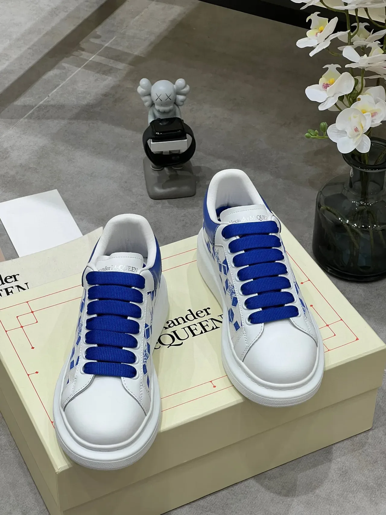 Alexander McQueen Tênis oversized branco e azul real lifestyle sneakers 3