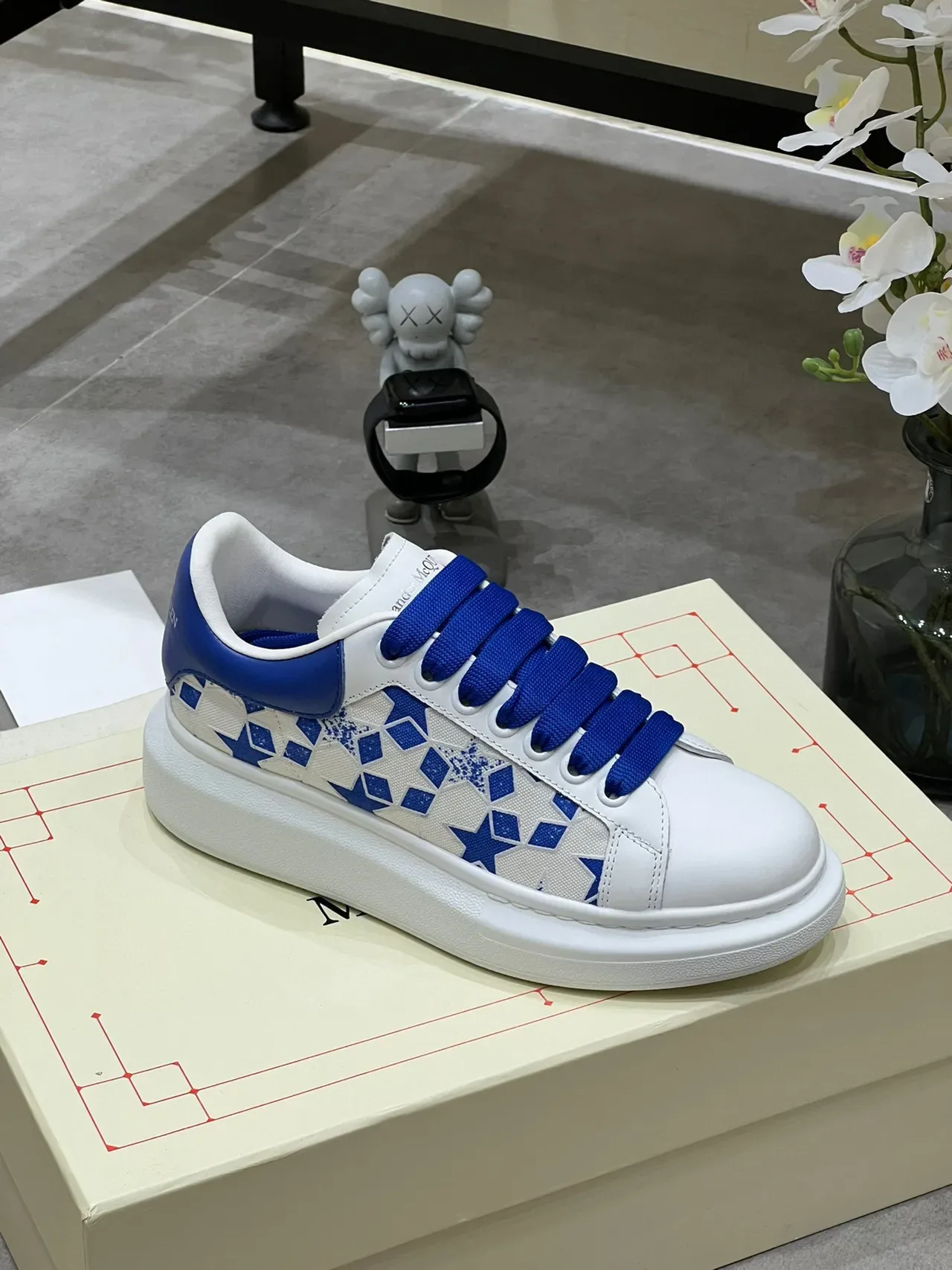 Alexander McQueen Tênis oversized branco e azul real lifestyle sneakers 4
