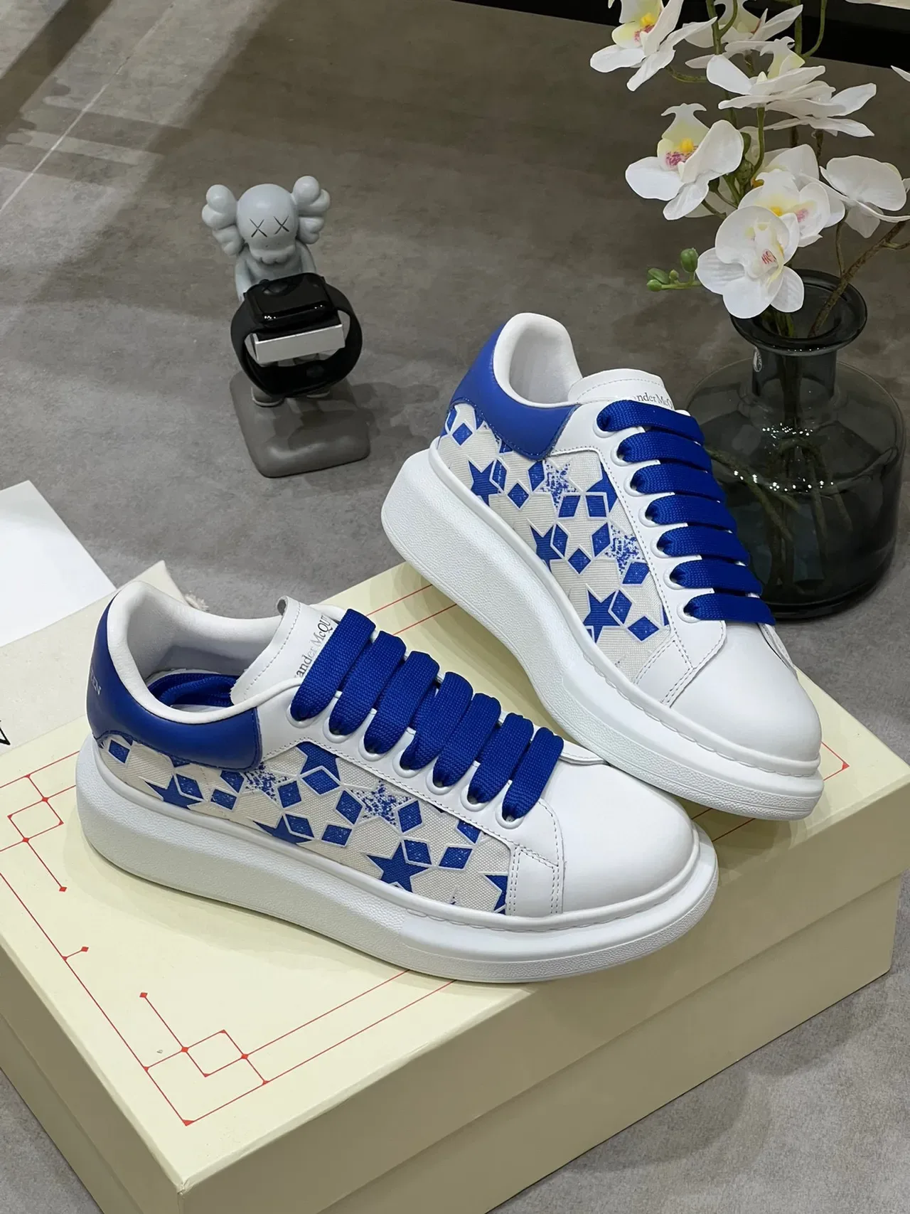 Alexander McQueen Tênis oversized branco e azul real lifestyle sneakers 5