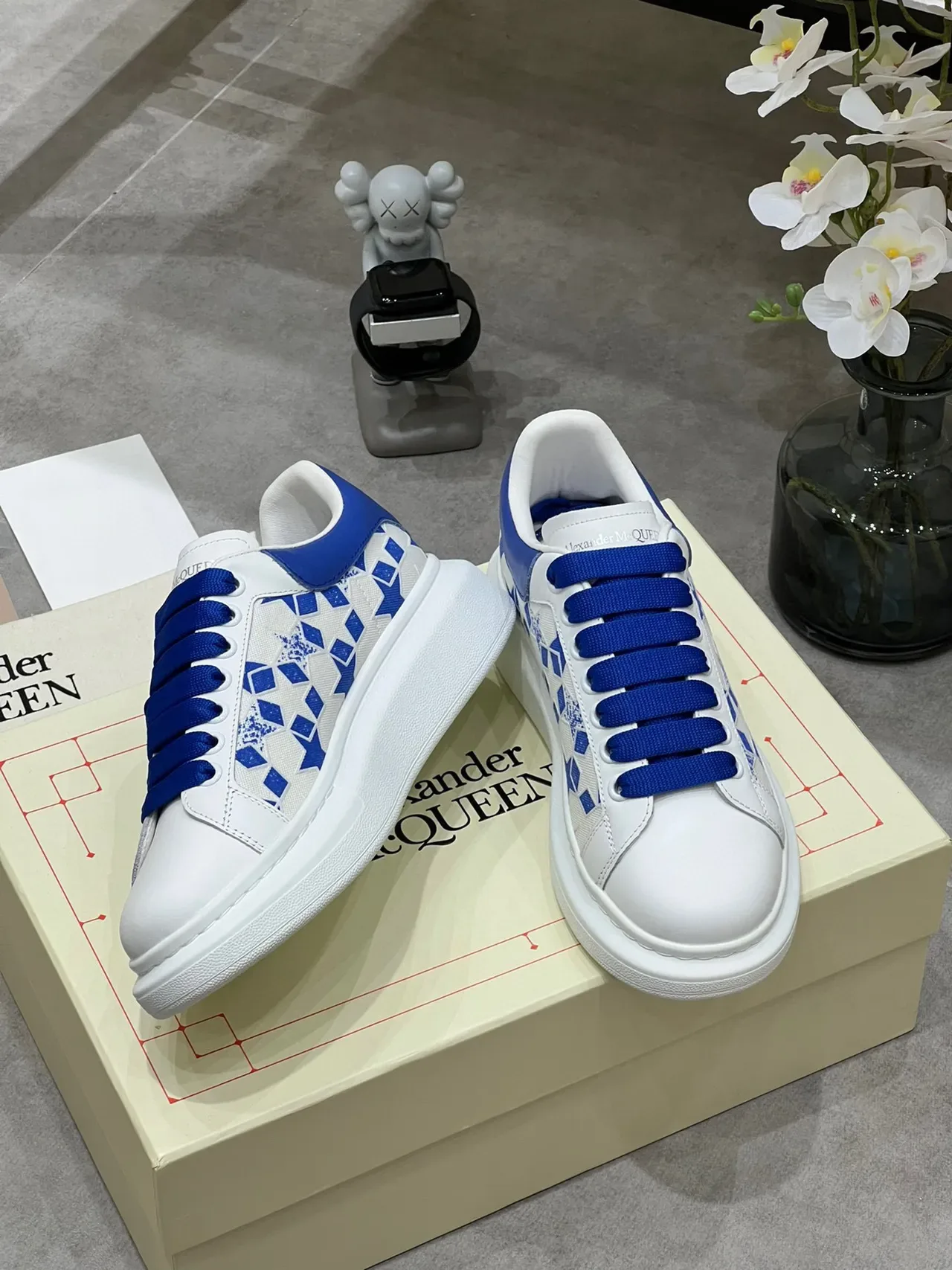 Alexander McQueen Tênis oversized branco e azul real lifestyle sneakers 6
