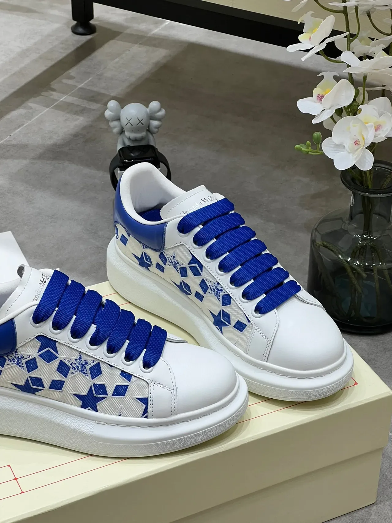 Alexander McQueen Tênis oversized branco e azul real lifestyle sneakers 7