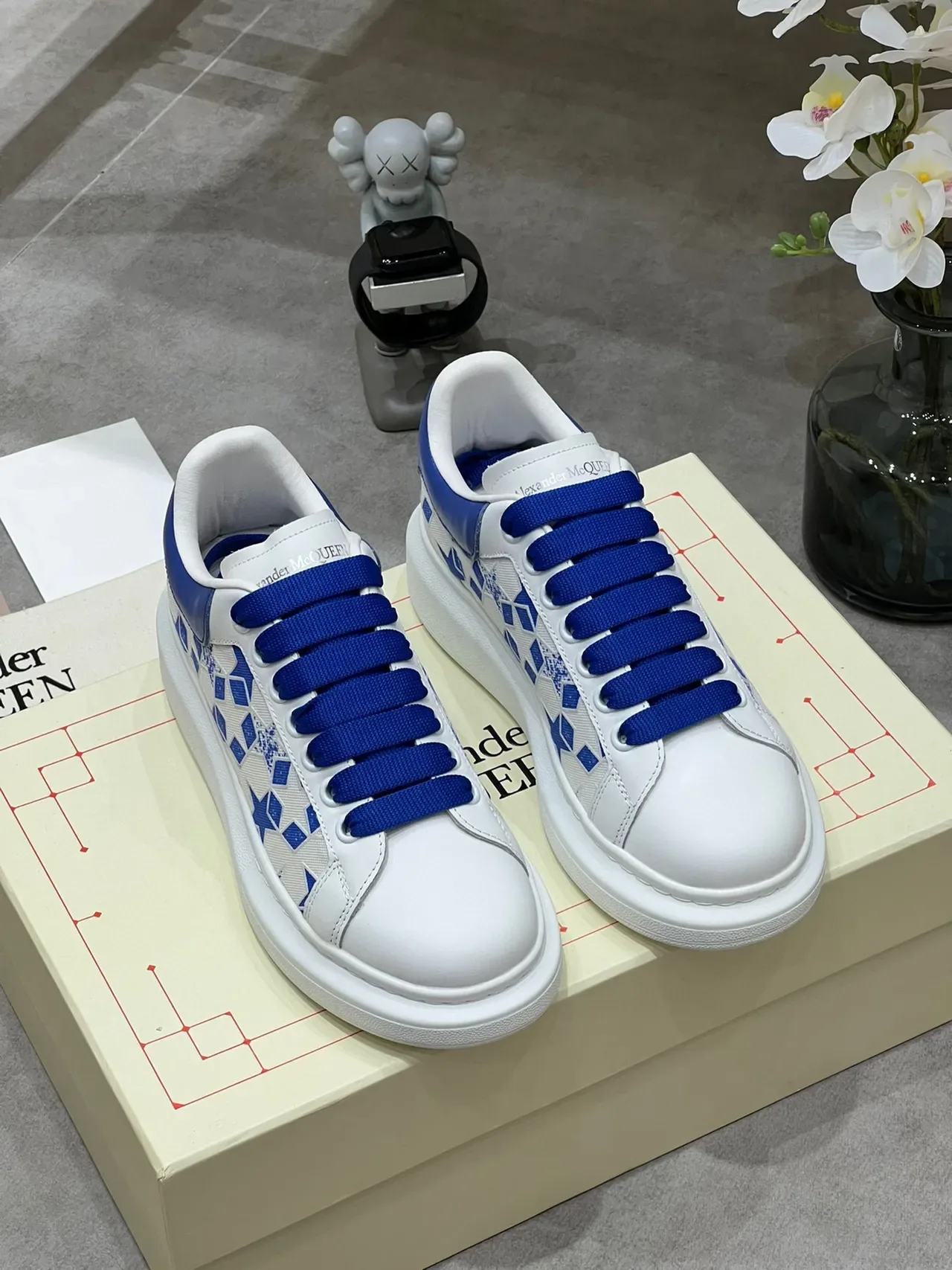Alexander McQueen Tênis oversized branco e azul real lifestyle sneakers 8