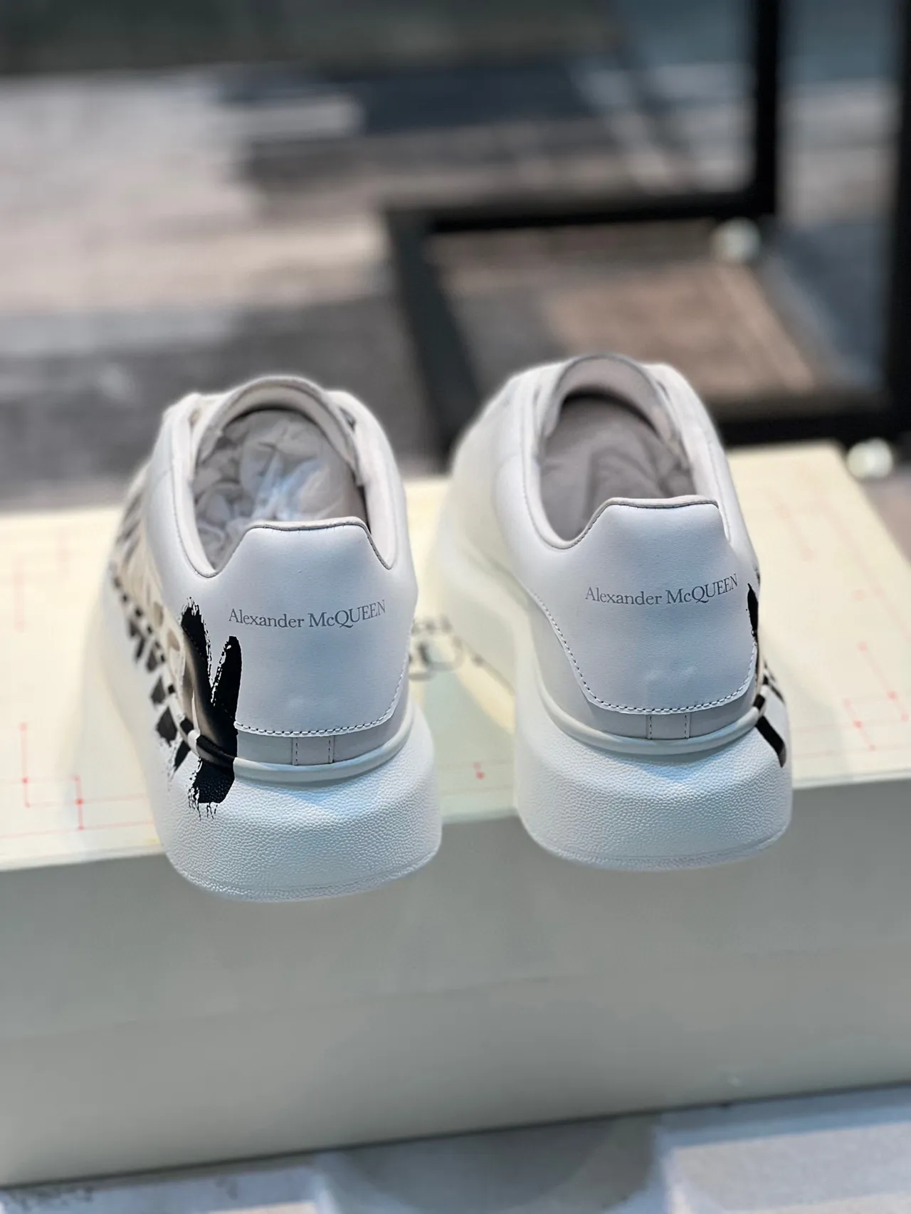 Alexander McQueen 超大运动鞋 白色 黑色 皮革 涂鸦 标志 生活方式运动鞋 2