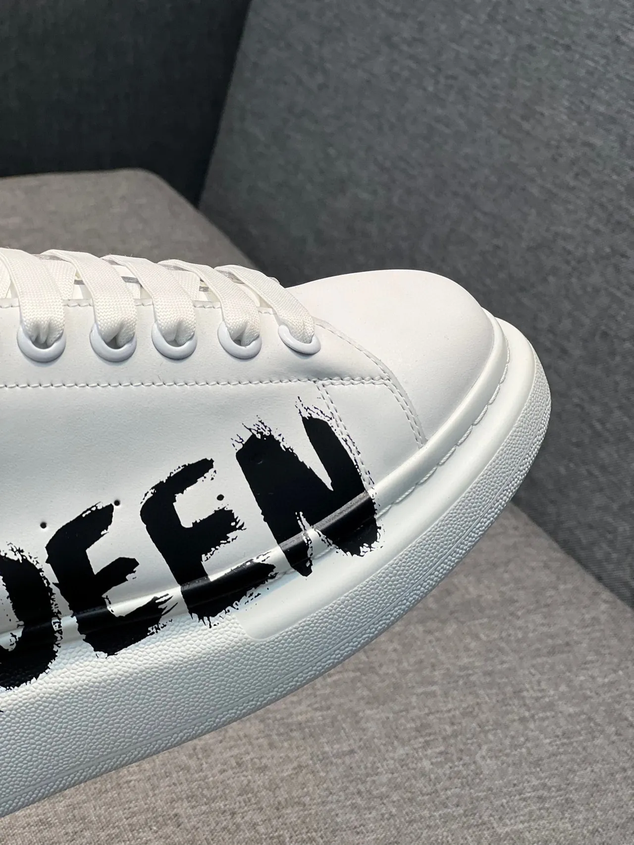 Alexander McQueen 超大运动鞋 白色 黑色 皮革 涂鸦 标志 生活方式运动鞋 3