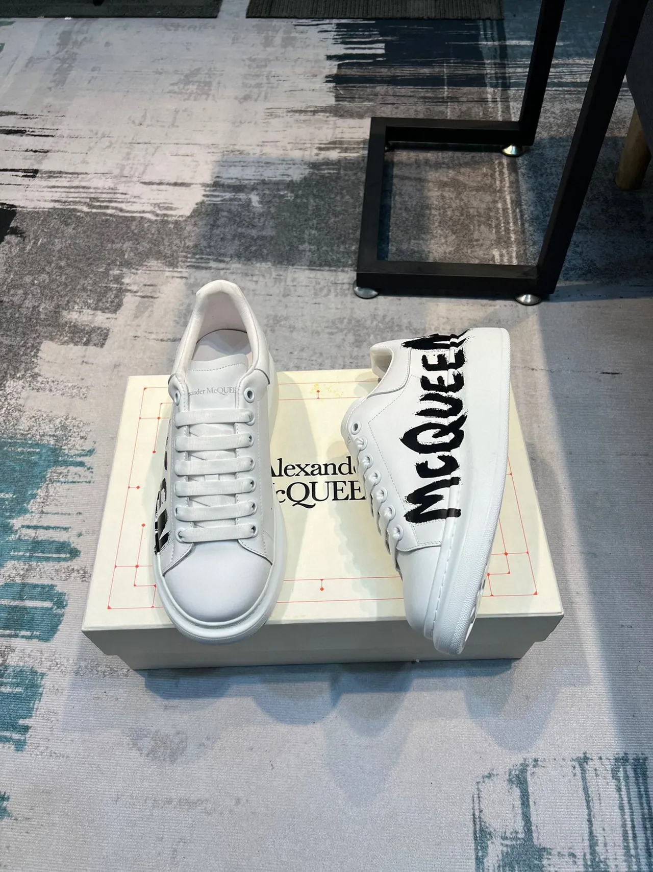 Alexander McQueen 超大运动鞋 白色 黑色 皮革 涂鸦 标志 生活方式运动鞋 4