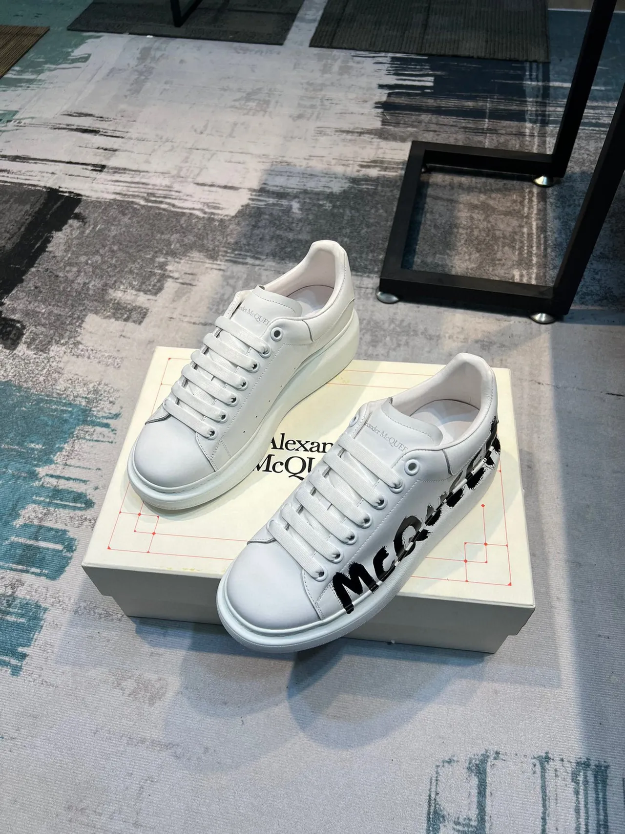 Alexander McQueen 超大运动鞋 白色 黑色 皮革 涂鸦 标志 生活方式运动鞋 5