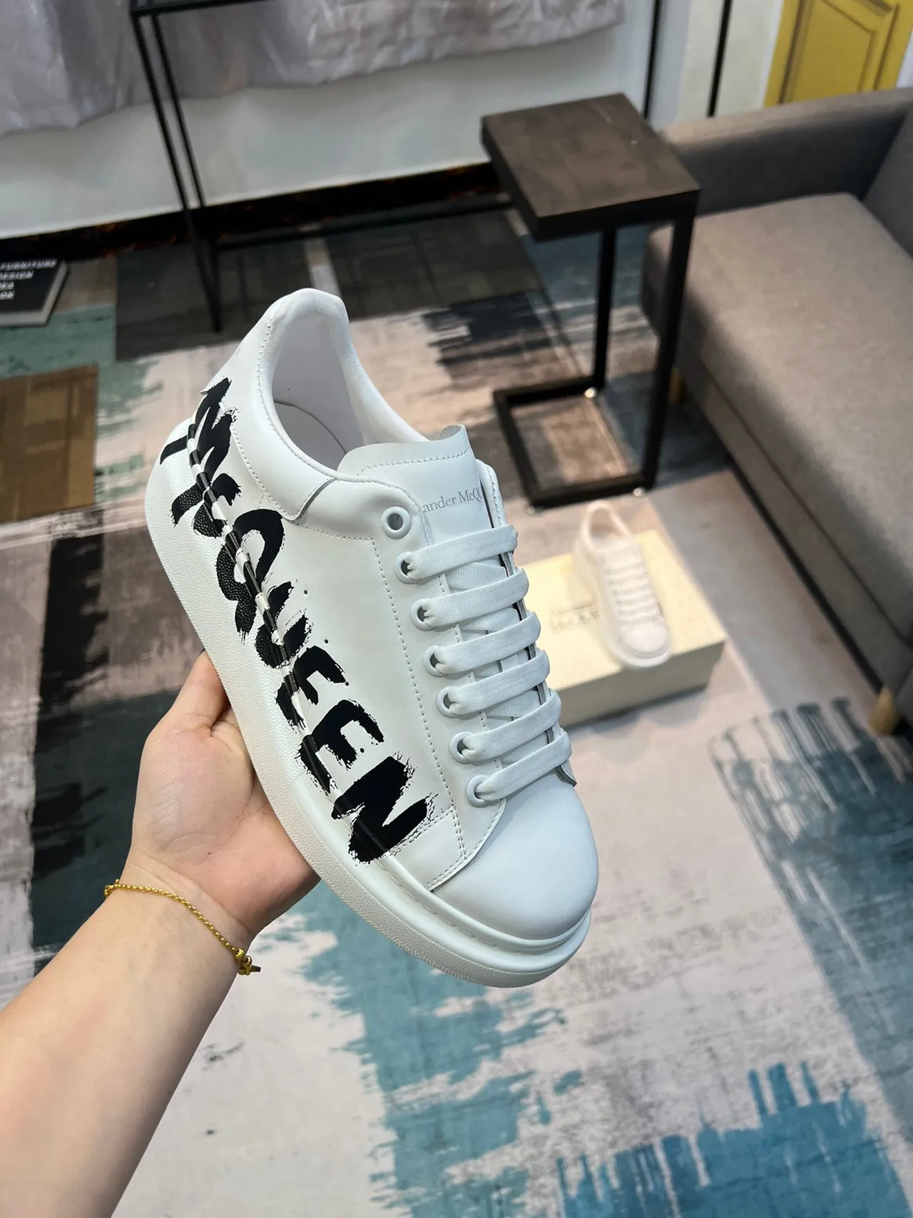 Alexander McQueen 超大运动鞋 白色 黑色 皮革 涂鸦 标志 生活方式运动鞋 6