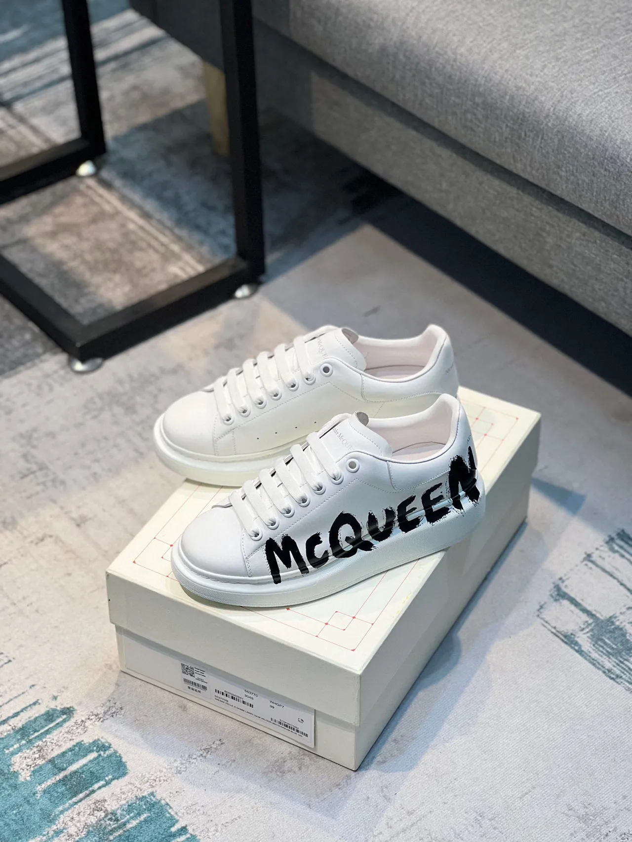Alexander McQueen 超大运动鞋 白色 黑色 皮革 涂鸦 标志 生活方式运动鞋 7