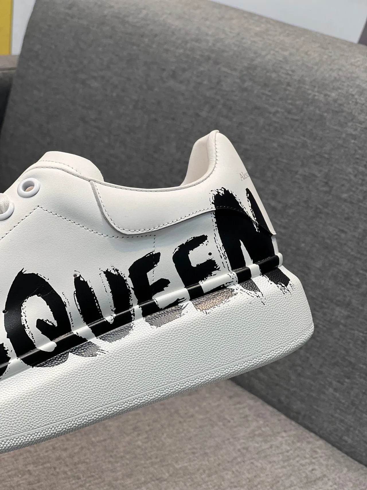 Alexander McQueen 超大运动鞋 白色 黑色 皮革 涂鸦 标志 生活方式运动鞋 8
