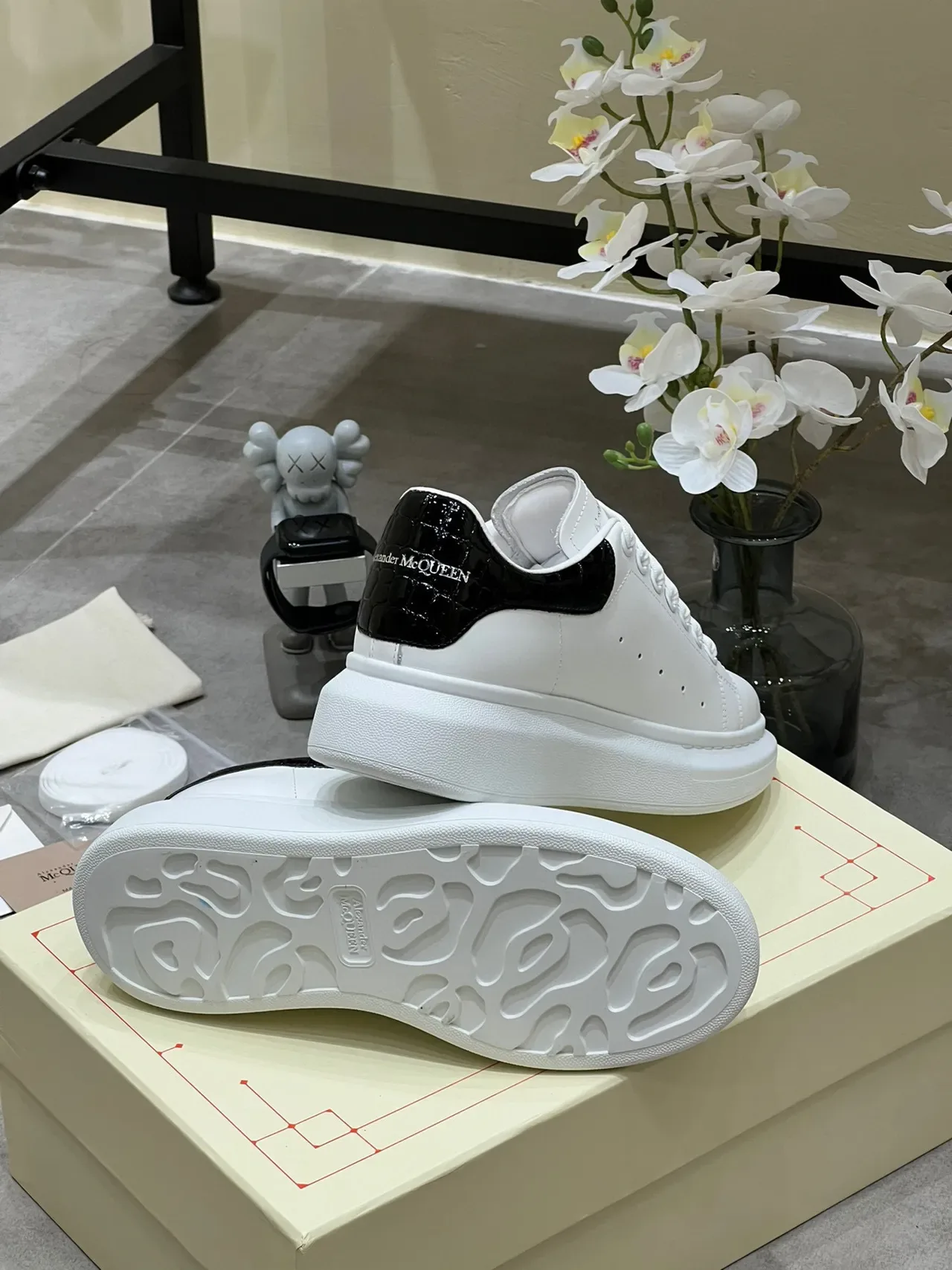 Alexander McQueen ওভারসাইজড সাদা কালো প্ল্যাটফর্ম সোল স্মুথ লেদার লাইফস্টাইল স্নিকার্স 2