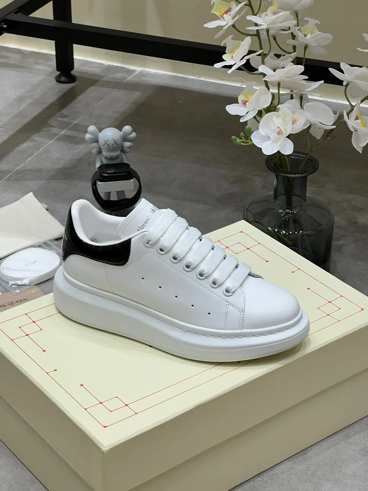 Alexander McQueen ওভারসাইজড সাদা কালো প্ল্যাটফর্ম সোল স্মুথ লেদার লাইফস্টাইল স্নিকার্স 3