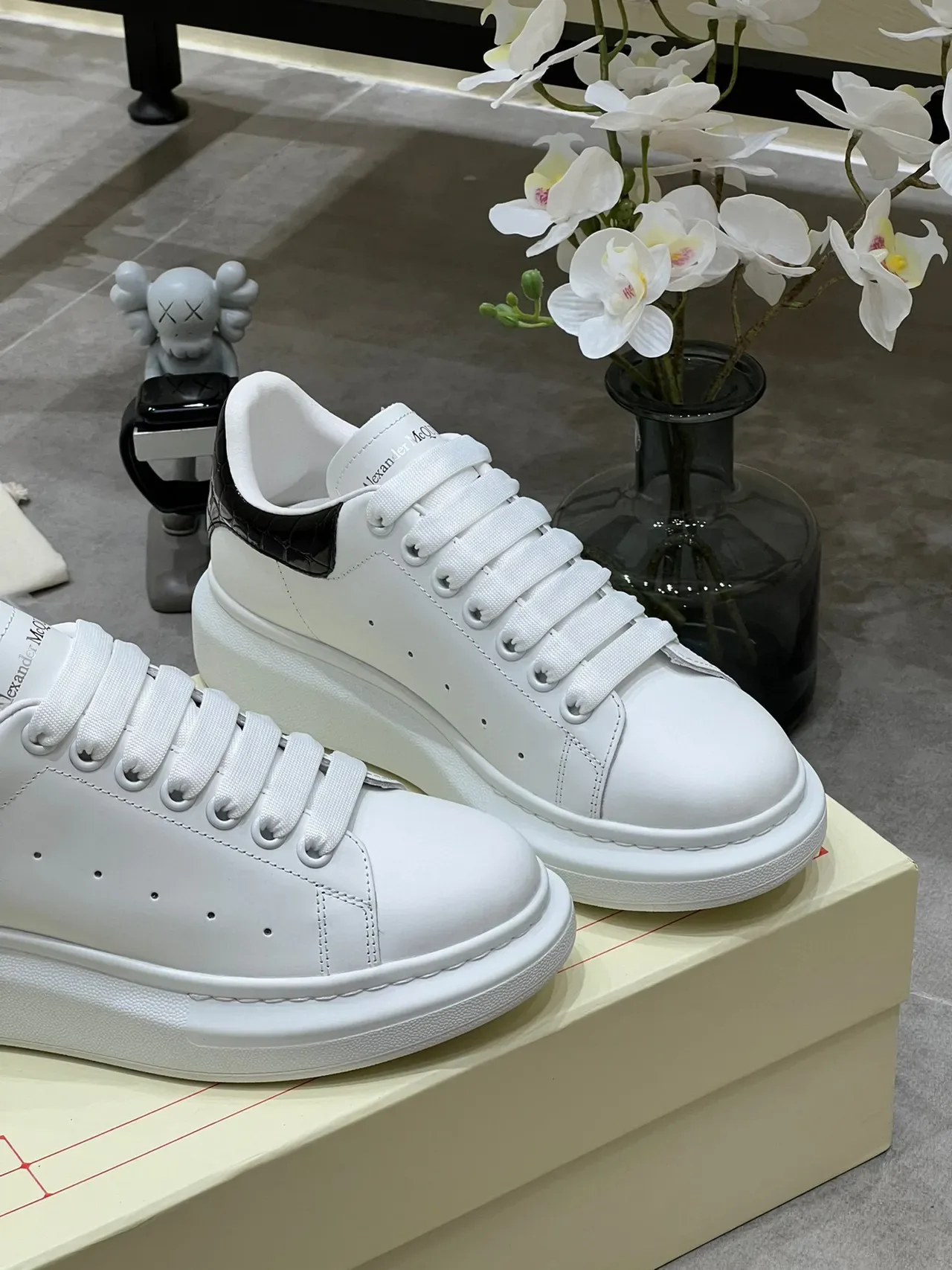 Alexander McQueen ওভারসাইজড সাদা কালো প্ল্যাটফর্ম সোল স্মুথ লেদার লাইফস্টাইল স্নিকার্স 4