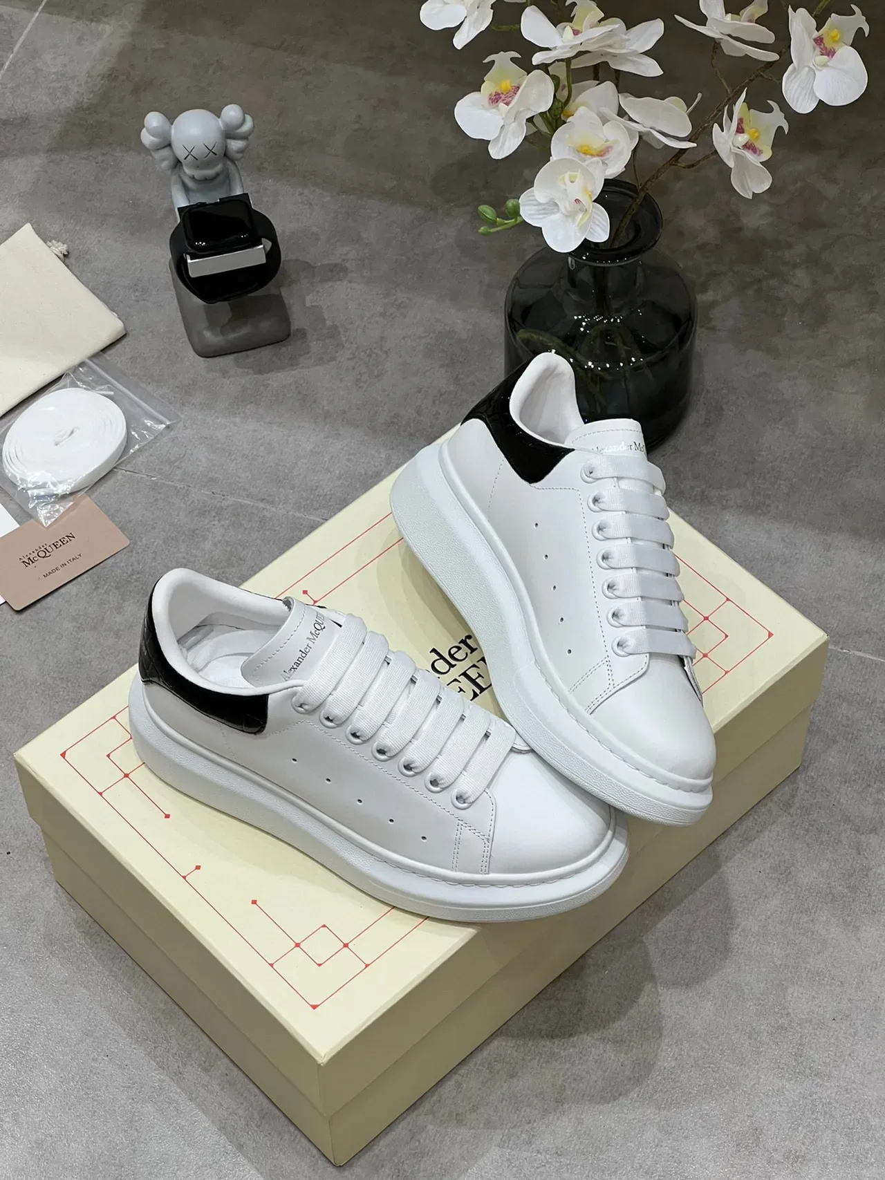 Alexander McQueen ওভারসাইজড সাদা কালো প্ল্যাটফর্ম সোল স্মুথ লেদার লাইফস্টাইল স্নিকার্স 5