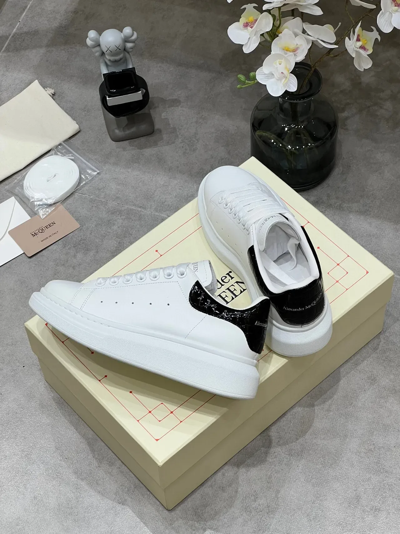 Alexander McQueen ওভারসাইজড সাদা কালো প্ল্যাটফর্ম সোল স্মুথ লেদার লাইফস্টাইল স্নিকার্স 6