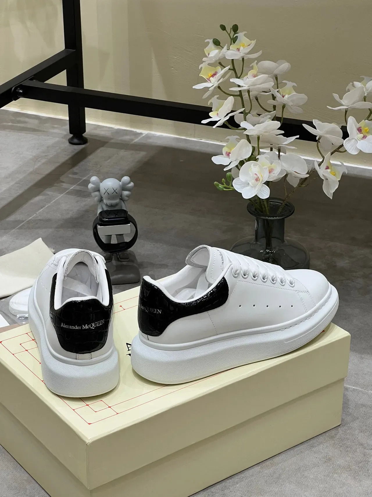 Alexander McQueen ওভারসাইজড সাদা কালো প্ল্যাটফর্ম সোল স্মুথ লেদার লাইফস্টাইল স্নিকার্স 7