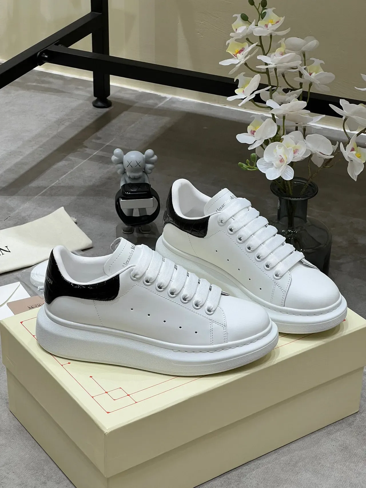 Alexander McQueen ওভারসাইজড সাদা কালো প্ল্যাটফর্ম সোল স্মুথ লেদার লাইফস্টাইল স্নিকার্স 8
