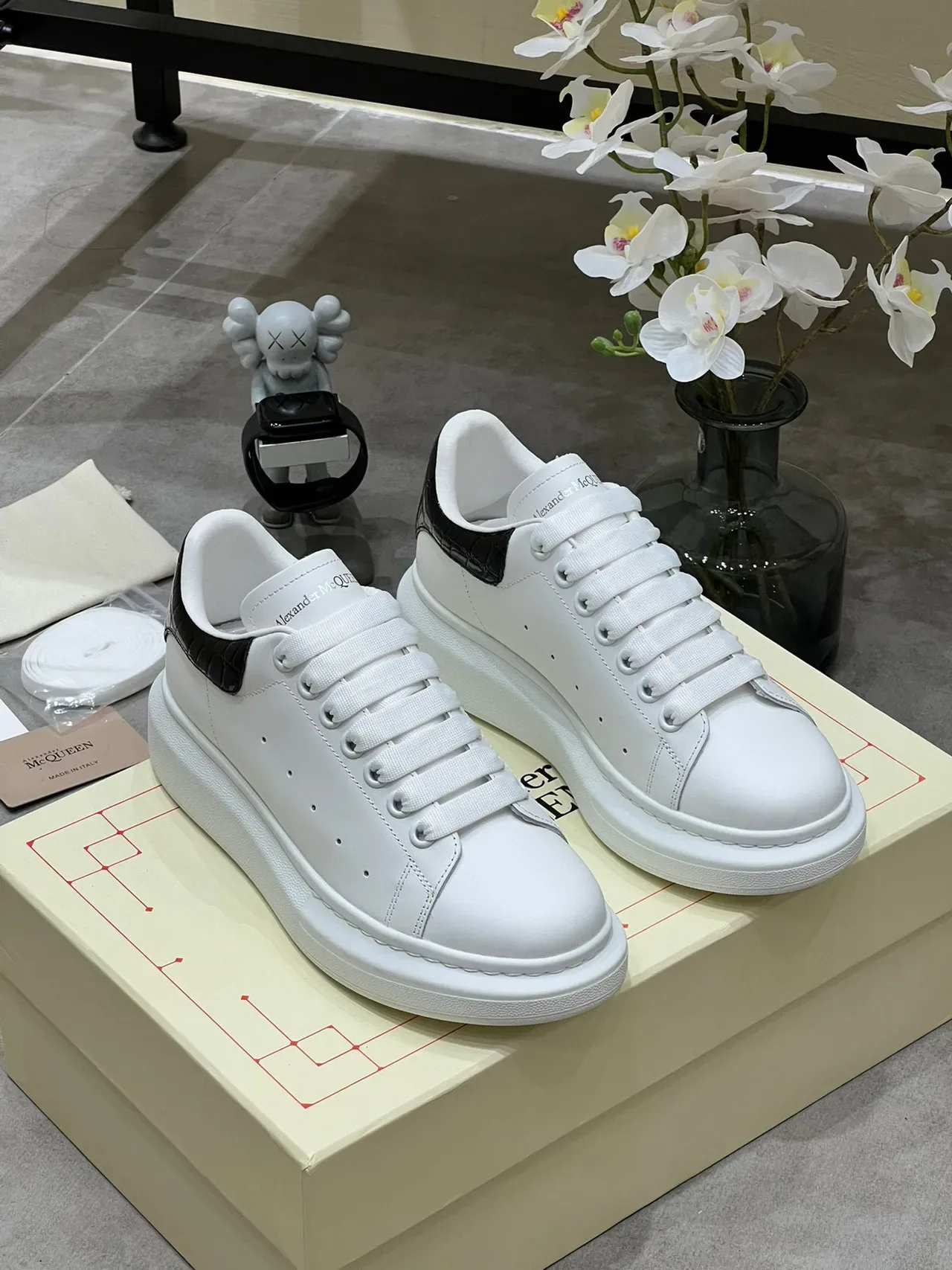 Alexander McQueen ওভারসাইজড সাদা কালো প্ল্যাটফর্ম সোল স্মুথ লেদার লাইফস্টাইল স্নিকার্স 9