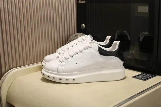 Alexander McQueen Oversized Sneaker White Black Platform Sole Studded Toe Cap Lifestyle Sneakers 9