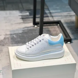 Alexander McQueen ओवरसाइज स्नीकर सफेद नीला प्लेटफॉर्म सोल चिकना चमड़ा ऊपरी लाइफस्टाइल स्नीकर