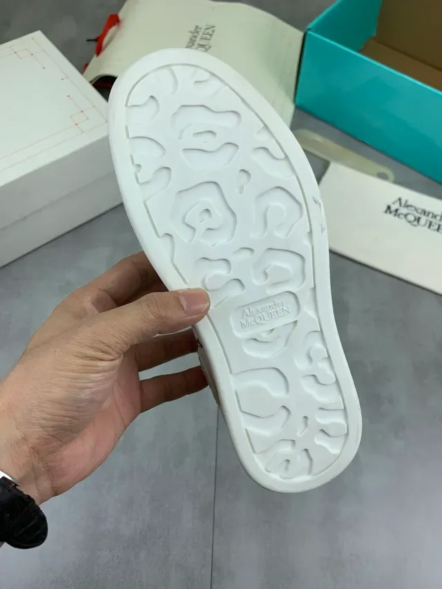 Alexander McQueen Sneaker oversized Blanc Or Silhouette Pailleté Étiquette Talon Lifestyle Sneakers 2