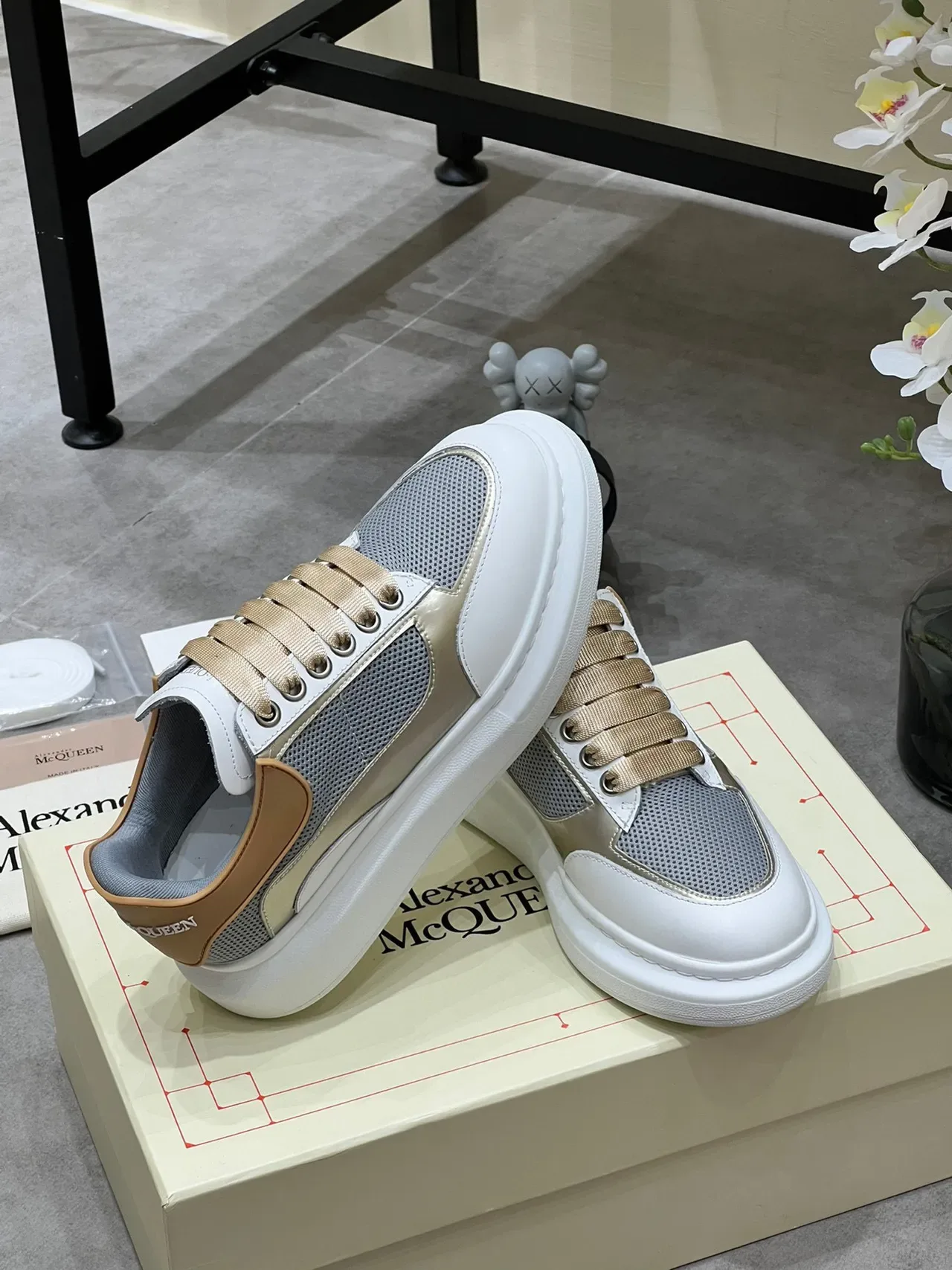 Alexander McQueen oversized sneaker সাদা ধূসর বেইজ লাইফস্টাইল স্নিকার 2