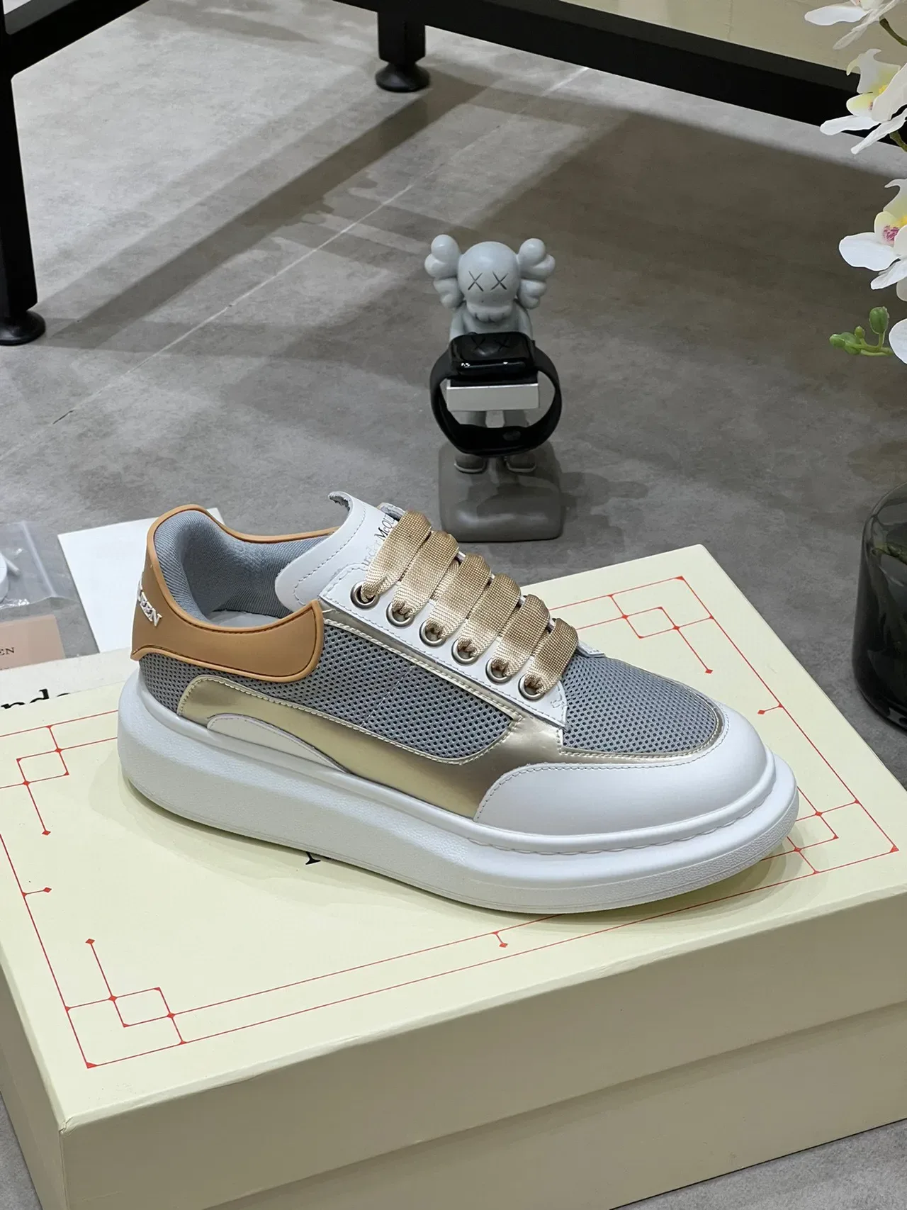 Alexander McQueen oversized sneaker সাদা ধূসর বেইজ লাইফস্টাইল স্নিকার 3