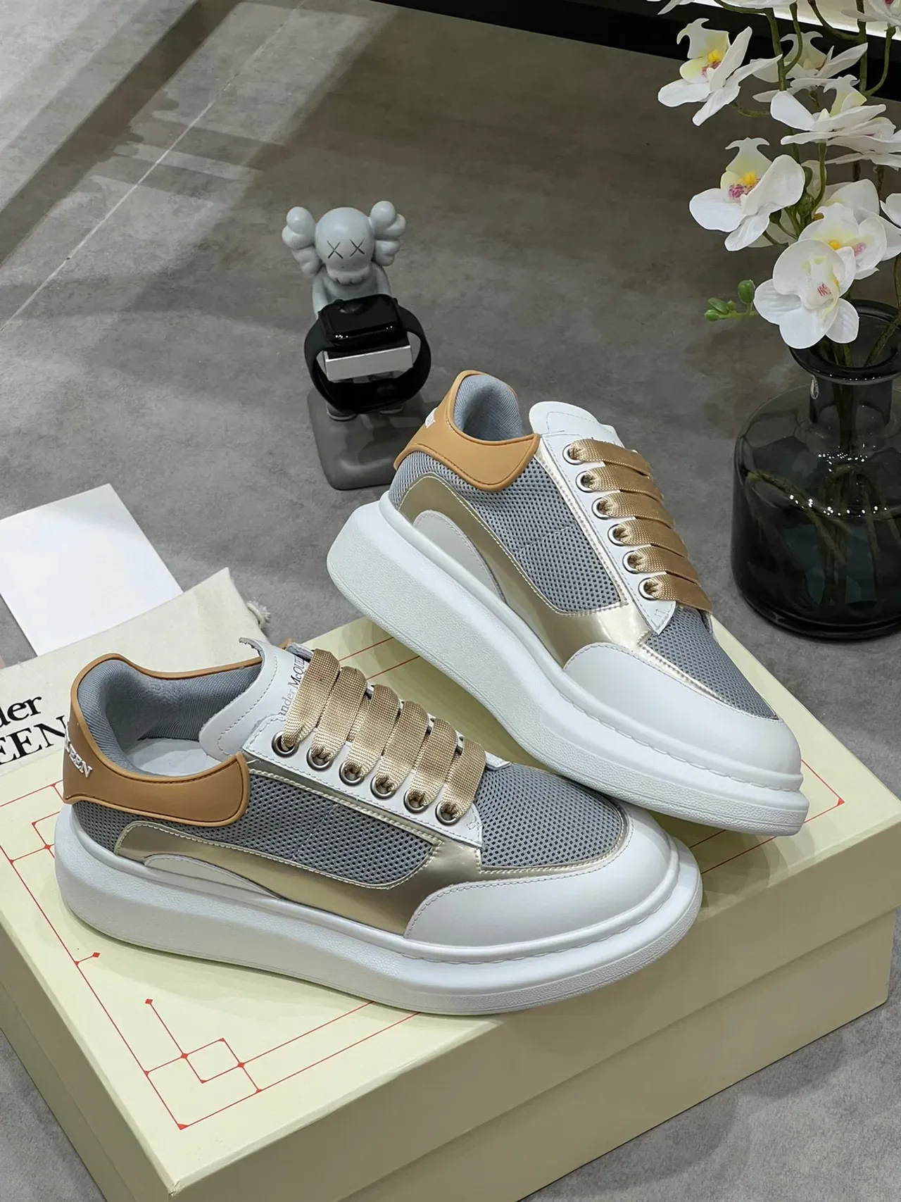 Alexander McQueen oversized sneaker সাদা ধূসর বেইজ লাইফস্টাইল স্নিকার 4
