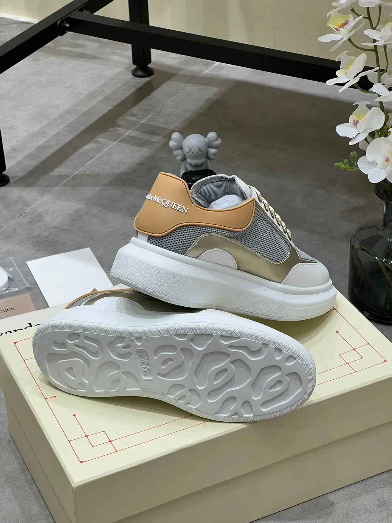 Alexander McQueen oversized sneaker সাদা ধূসর বেইজ লাইফস্টাইল স্নিকার 5