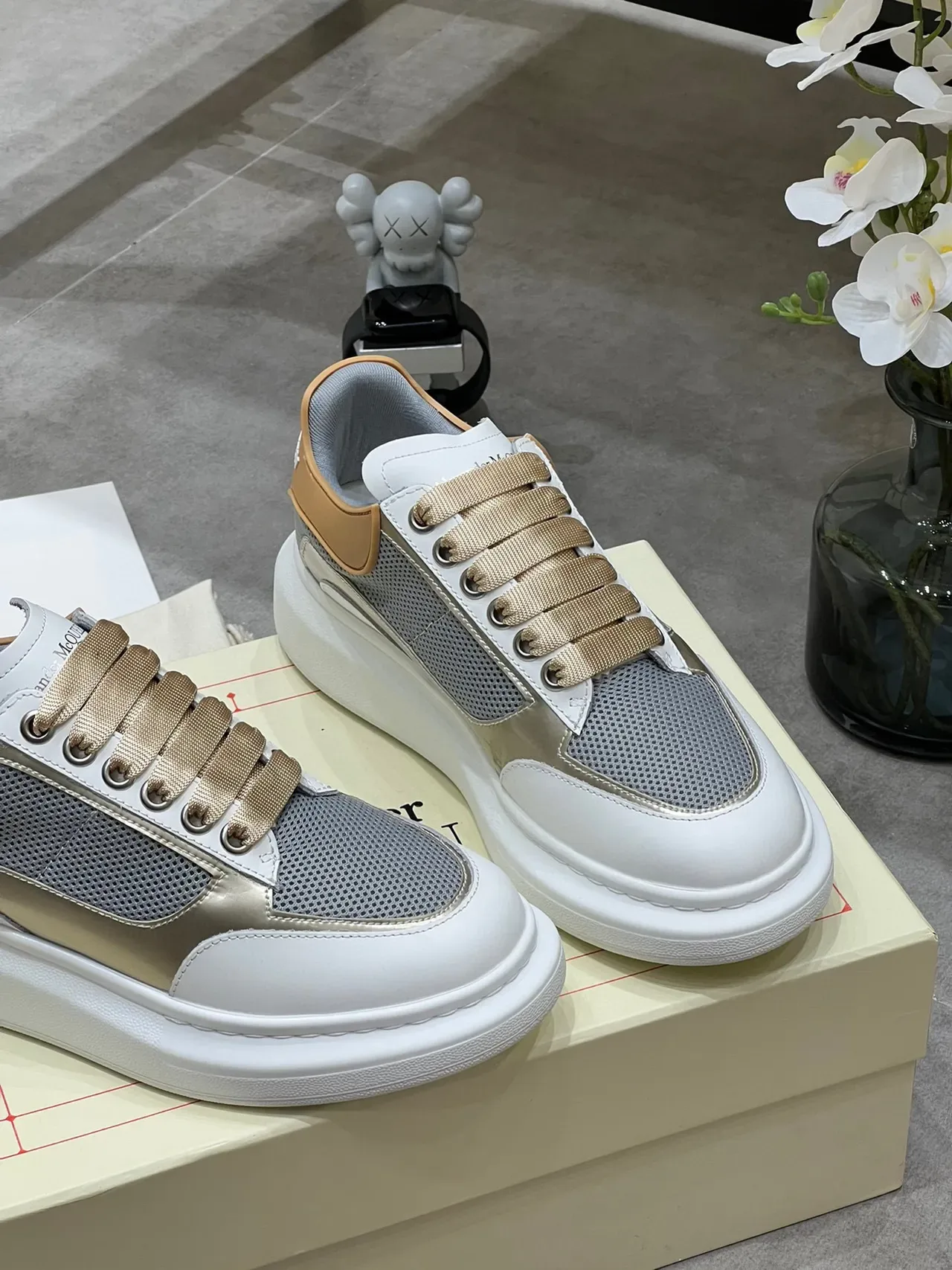 Alexander McQueen oversized sneaker সাদা ধূসর বেইজ লাইফস্টাইল স্নিকার 6