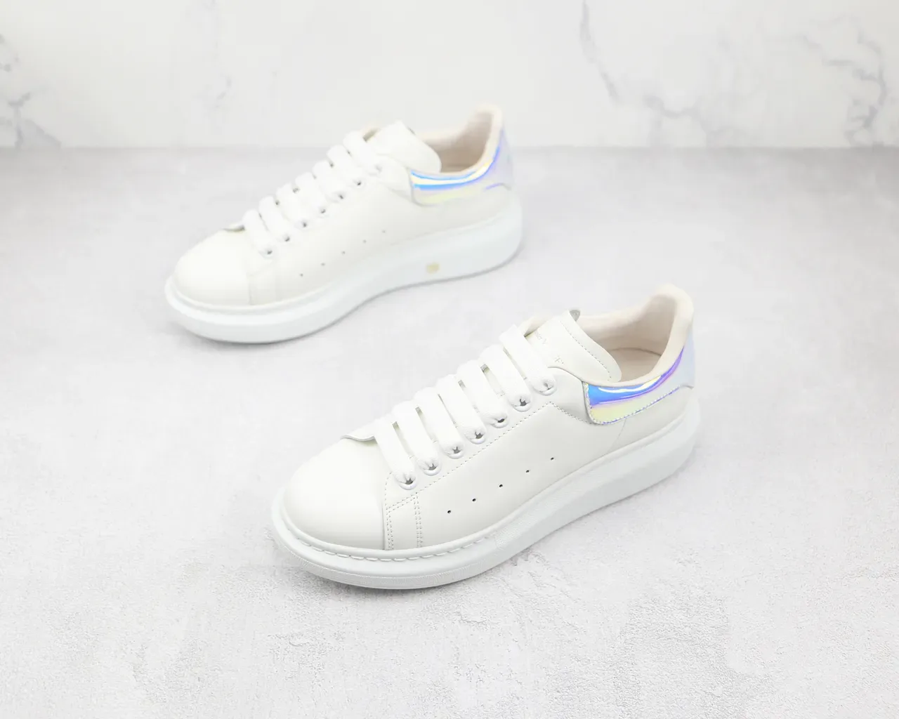 Alexander McQueen ওভারসাইজড স্নিকার সাদা হোলোগ্রাফিক হিল লाइফস্টাইল স্নিকার 7