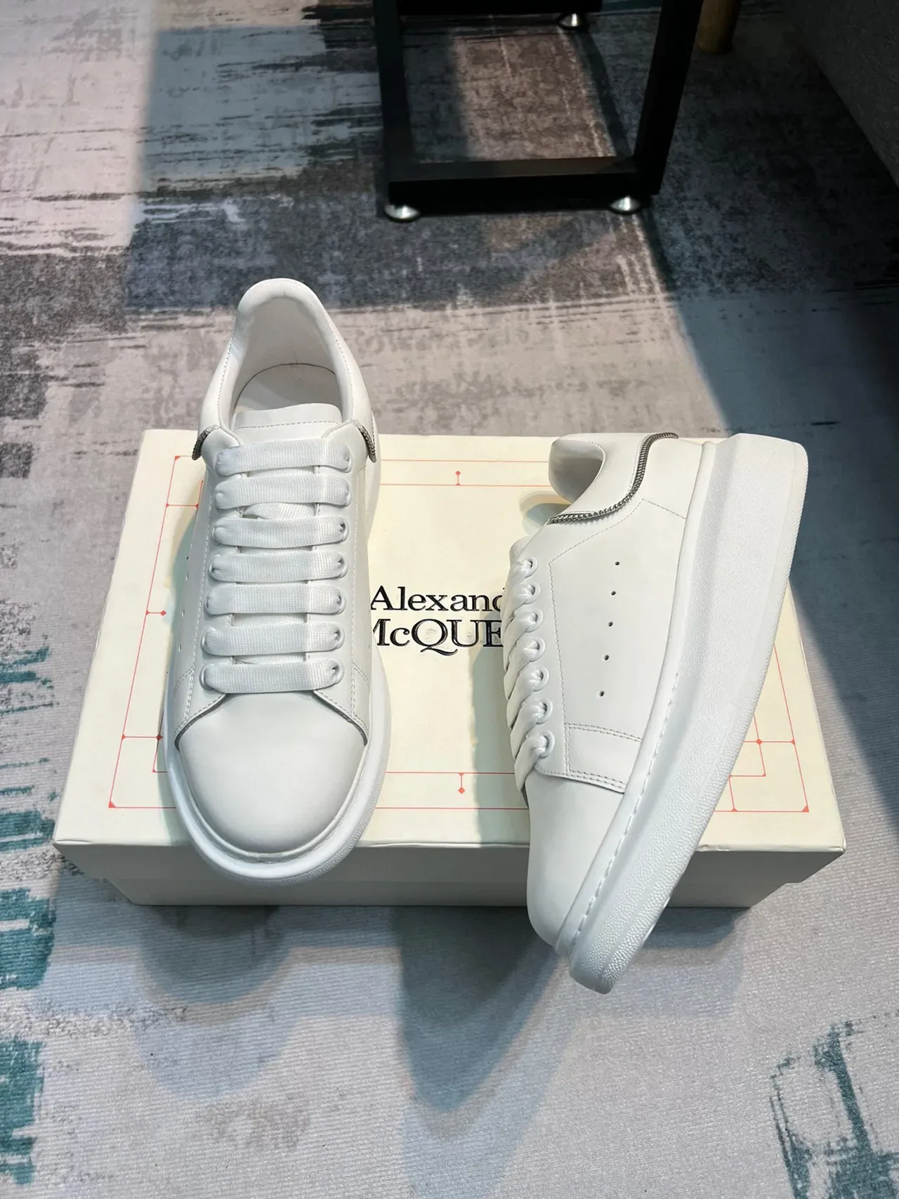 Alexander McQueen Tênis Oversized Brancos Lifestyle 4