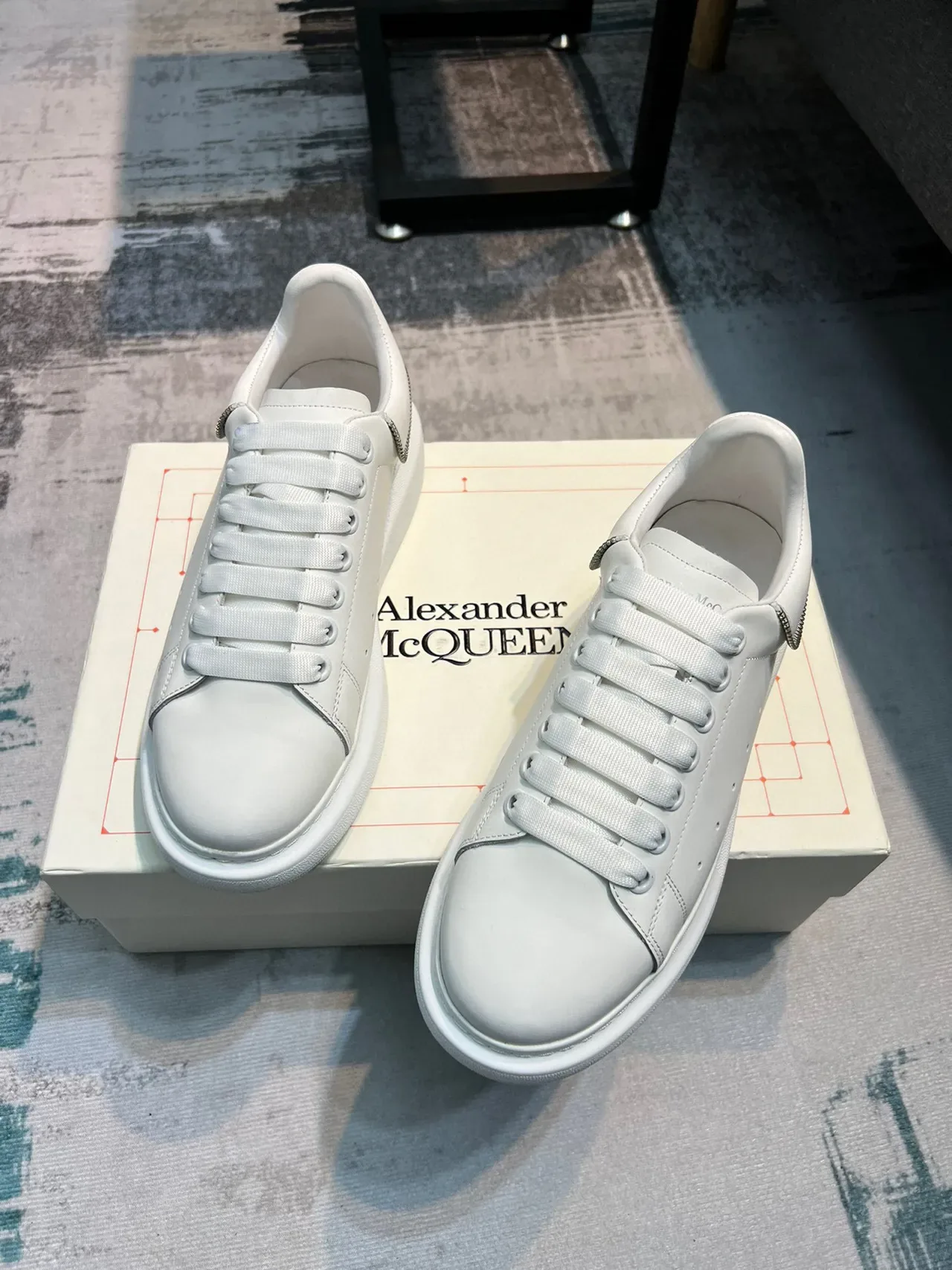 Alexander McQueen Tênis Oversized Brancos Lifestyle 5