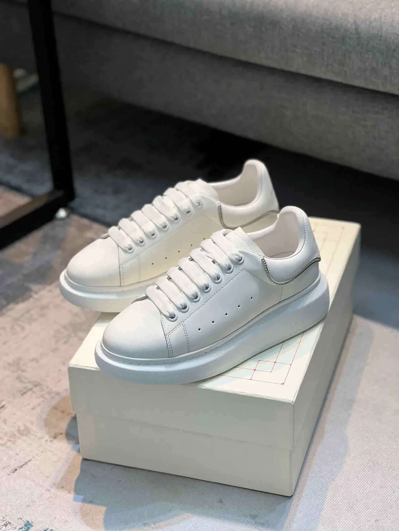 Alexander McQueen Tênis Oversized Brancos Lifestyle 7