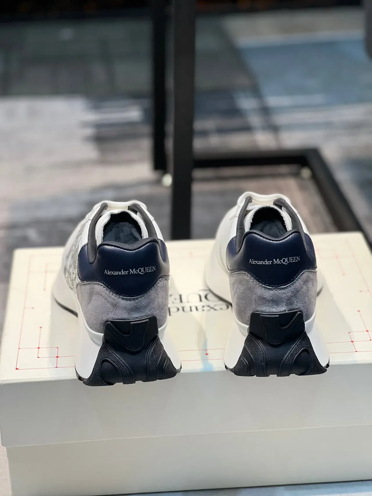 Alexander McQueen Tênis oversized branco navy cinza metálico lifestyle tênis 2