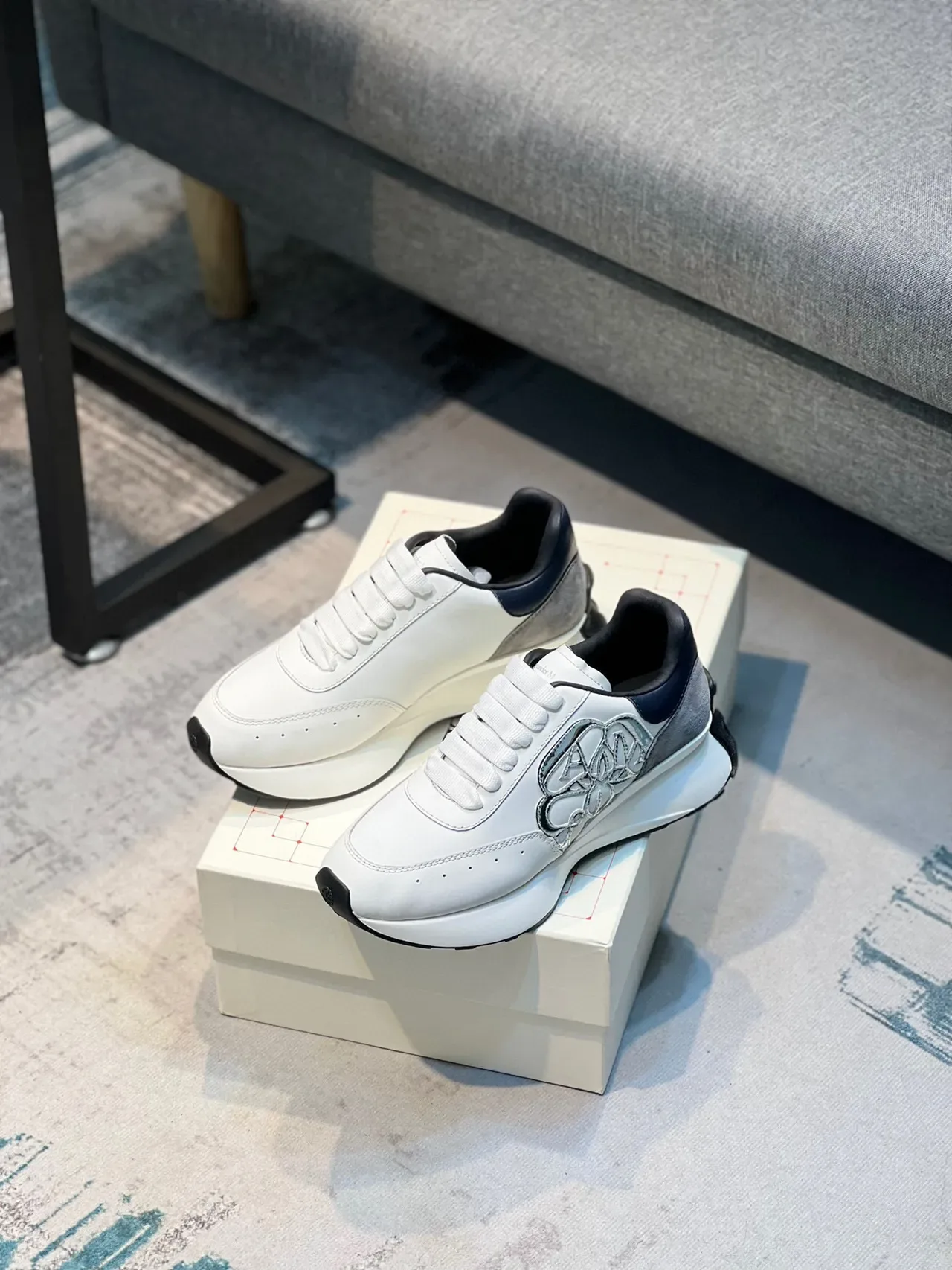 Alexander McQueen Tênis oversized branco navy cinza metálico lifestyle tênis 7