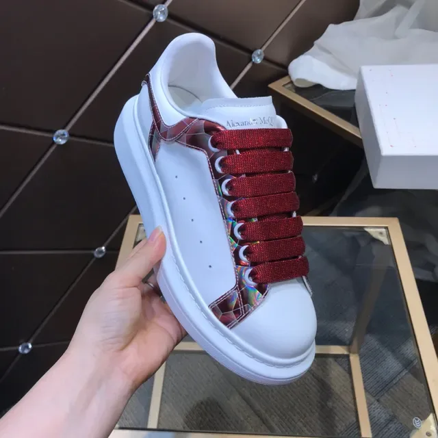 Alexander McQueen Tênis Oversized Branco e Vermelho Faixa Holográfica Lifestyle 2