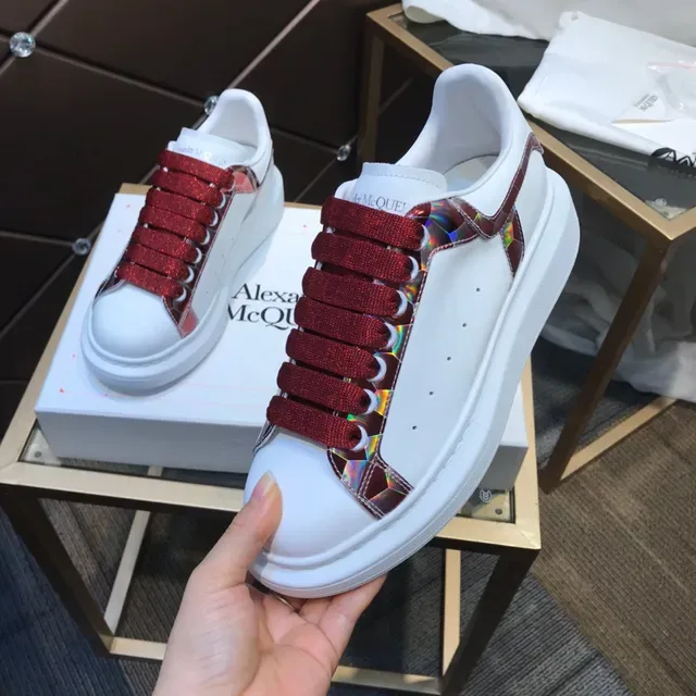 Alexander McQueen Tênis Oversized Branco e Vermelho Faixa Holográfica Lifestyle 3