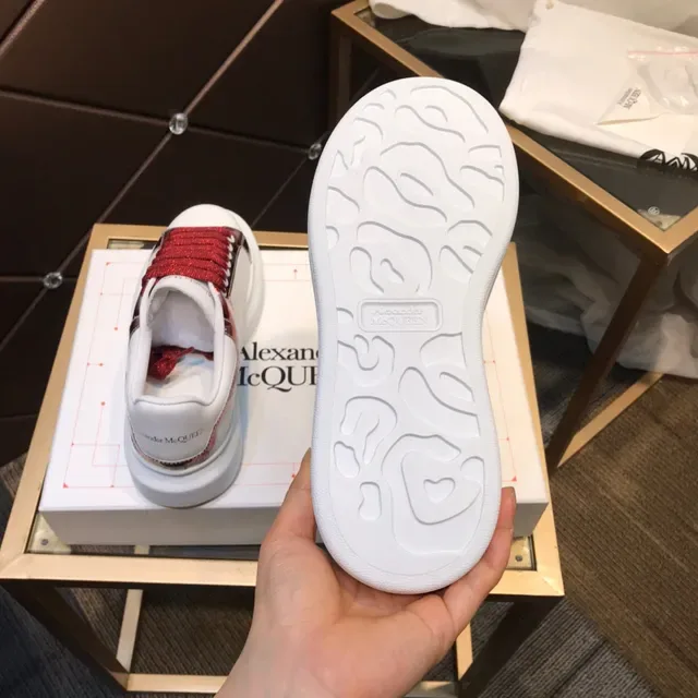 Alexander McQueen Tênis Oversized Branco e Vermelho Faixa Holográfica Lifestyle 4