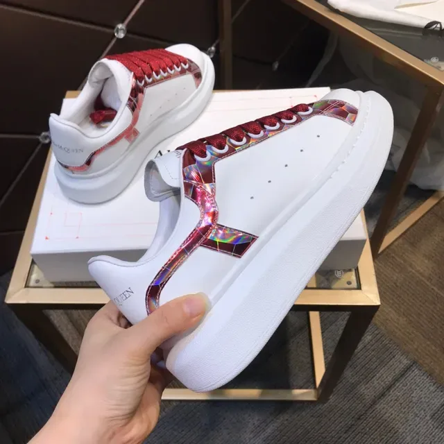 Alexander McQueen Tênis Oversized Branco e Vermelho Faixa Holográfica Lifestyle 5
