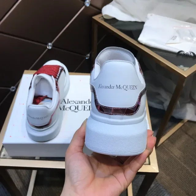 Alexander McQueen Tênis Oversized Branco e Vermelho Faixa Holográfica Lifestyle 6